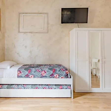 Πανσιόν Deluxe And One Chilling Jacuzzi 4*